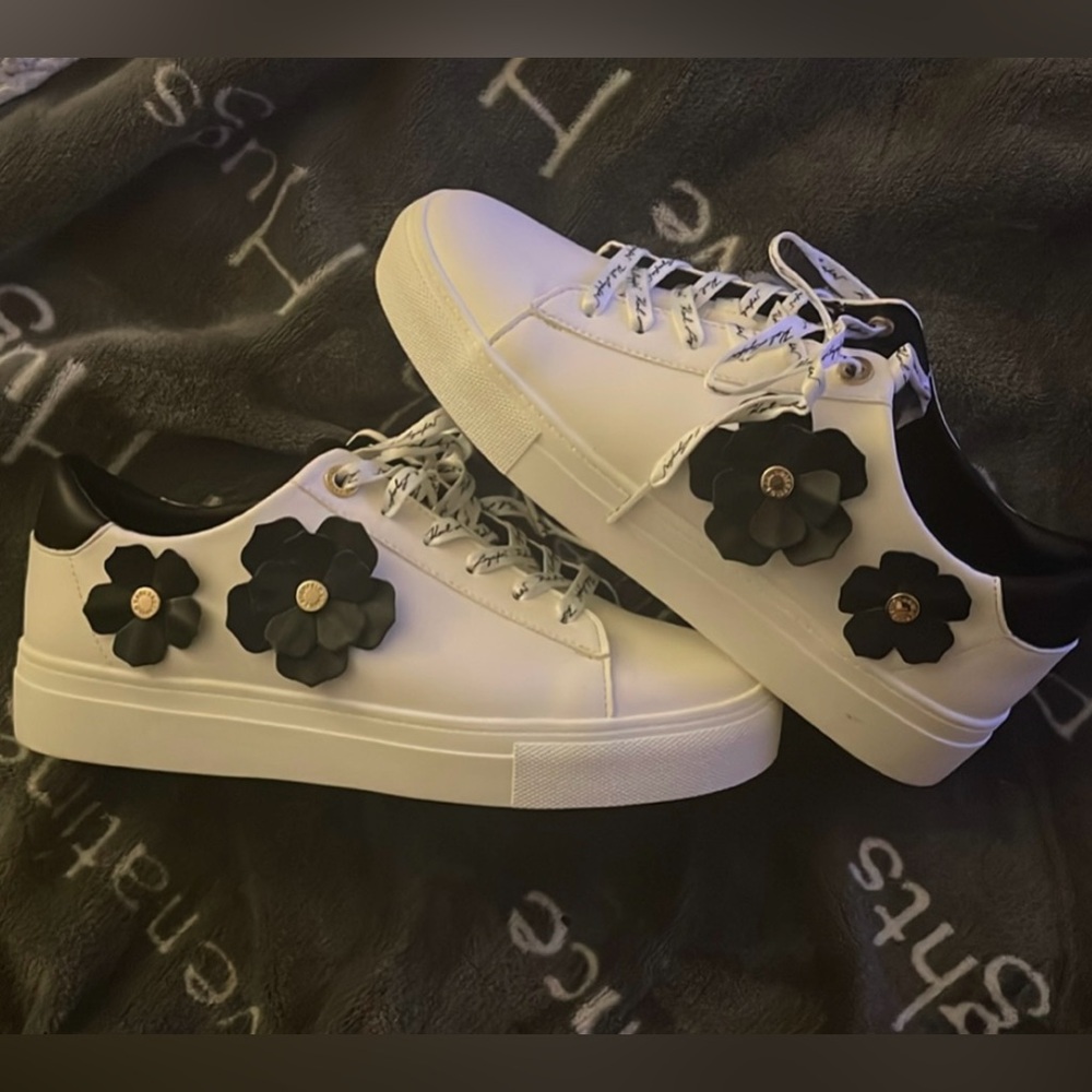 EUC Women’s Karl Lagerfeld Blk/ White Sneaker, Sz. 8.5